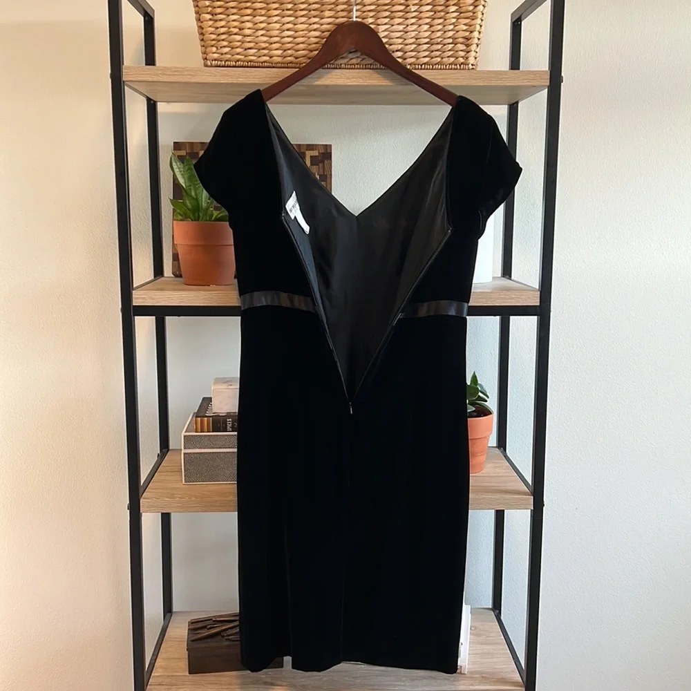 Bloomingdale's Velveteen Rayon/Silk V-neck Evening Gown Dress (LBD), 10 - Picture 5 of 6